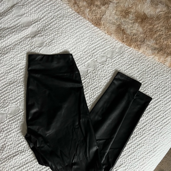 SOLD🖤 wild fable black leather leggings with cozy inside fabric - Picture 3 of 4